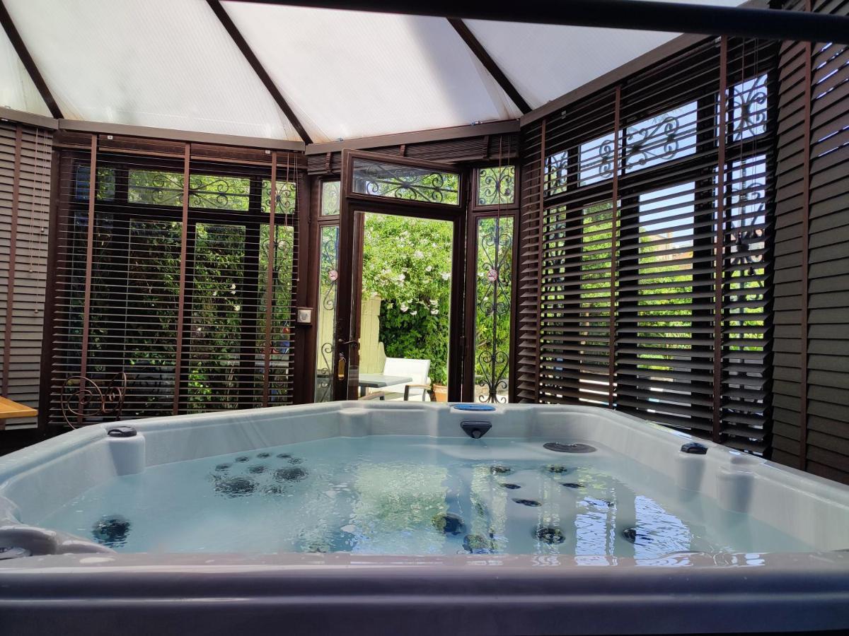 Les Jardins De La Fontaine Bed & Breakfast Ales Bagian luar foto